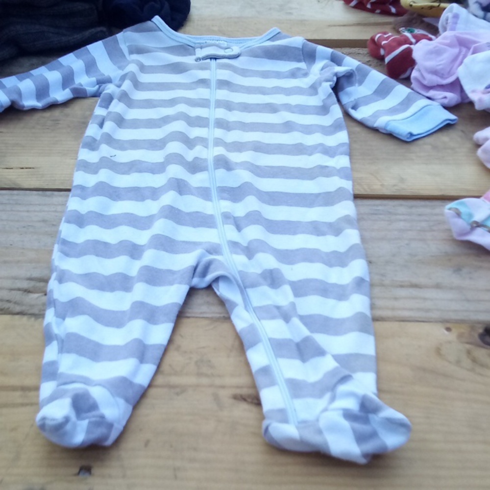 Gerber organic 0-3 months onesie with feets